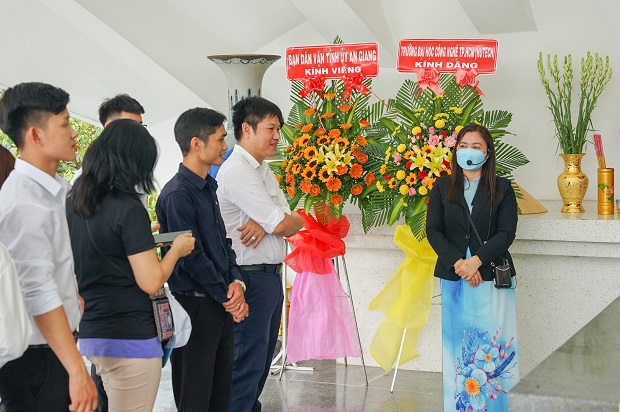 Tuổi trẻ HUTECH về Đồng Tháp viếng mộ cụ Phó bảng Nguyễn Sinh Sắc 50