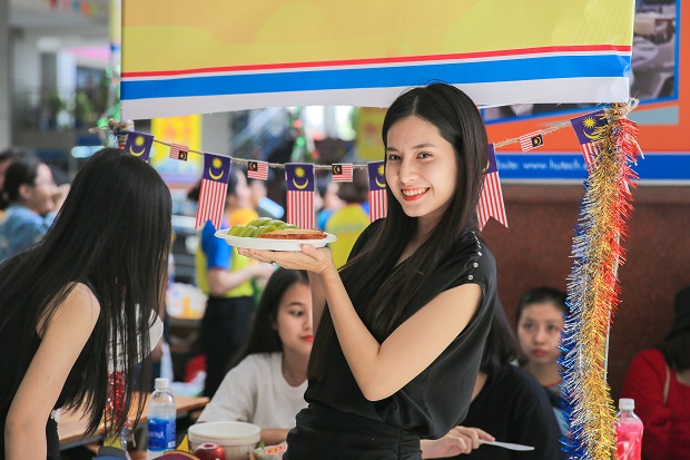 Lê Tam Triều Dâng thích thú khám phá HUTECH trong chương trình Khám phá trường học của Báo Tuổi Trẻ 60