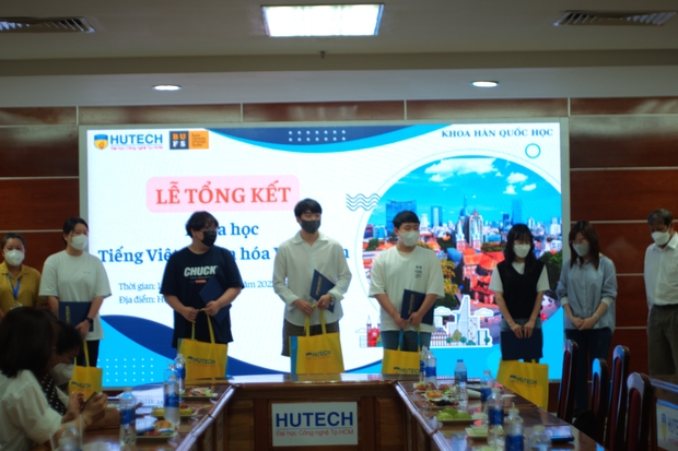 Sinh viên BUFS hoàn thành khóa học “Tiếng Việt và văn hóa Việt Nam” tại HUTECH 80