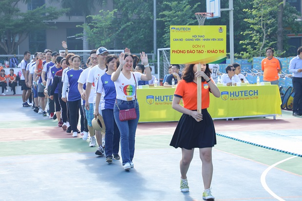 The 2020 HUTECH Faculty and Staff Sports Fest opens in an exciting atmosphere 159