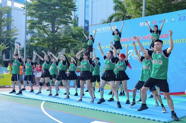 The 2020 HUTECH Faculty and Staff Sports Fest opens in an exciting atmosphere 423