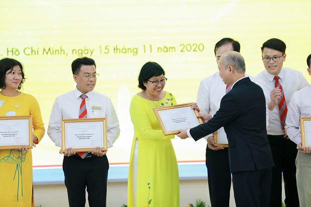HUTECH tự hào đón nhận Huân chương Lao động hạng Nhất nhân dịp kỷ niệm 25 năm thành lập Trường 215