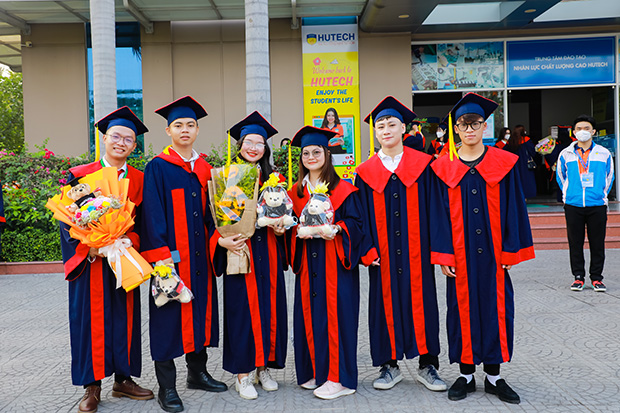 Các Tân Thạc sĩ, Cử nhân, Kỹ sư, Kiến trúc sư, Dược sĩ HUTECH rộn ràng tốt nghiệp 228