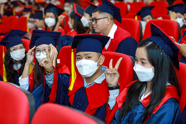 Các Tân Thạc sĩ, Cử nhân, Kỹ sư, Kiến trúc sư, Dược sĩ HUTECH rộn ràng tốt nghiệp 204