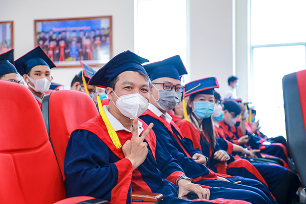 Các Tân Thạc sĩ, Cử nhân, Kỹ sư, Kiến trúc sư, Dược sĩ HUTECH rộn ràng tốt nghiệp 210