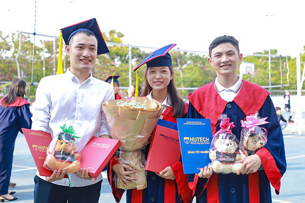 Các Tân Thạc sĩ, Cử nhân, Kỹ sư, Kiến trúc sư, Dược sĩ HUTECH rộn ràng tốt nghiệp 216