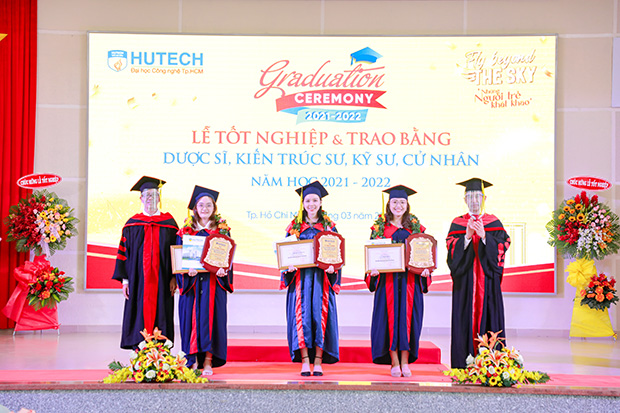 Các Tân Thạc sĩ, Cử nhân, Kỹ sư, Kiến trúc sư, Dược sĩ HUTECH rộn ràng tốt nghiệp 125
