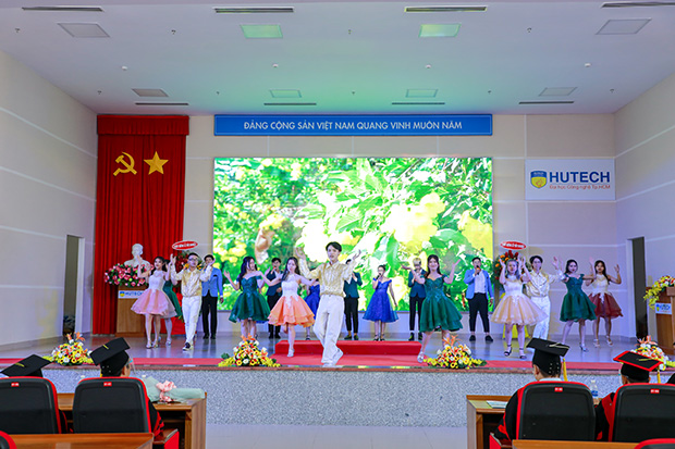 Các Tân Thạc sĩ, Cử nhân, Kỹ sư, Kiến trúc sư, Dược sĩ HUTECH rộn ràng tốt nghiệp 207