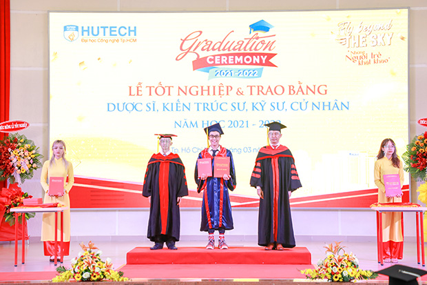 Các Tân Thạc sĩ, Cử nhân, Kỹ sư, Kiến trúc sư, Dược sĩ HUTECH rộn ràng tốt nghiệp 140