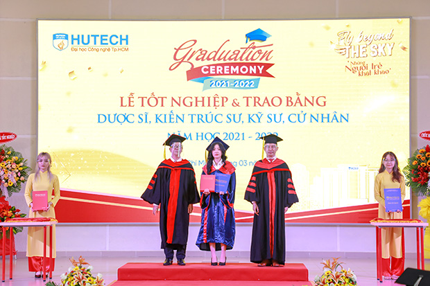 Các Tân Thạc sĩ, Cử nhân, Kỹ sư, Kiến trúc sư, Dược sĩ HUTECH rộn ràng tốt nghiệp 137