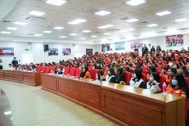 Diễn đàn trao đổi “bí kíp” học tiếng Trung hiệu quả giữa sinh viên HUTECH và UEF 53