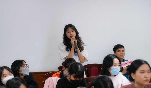 TS. Kim Nguyên Bảo cùng sinh viên HUTECH phác họa “Chân dung công dân toàn cầu” 104