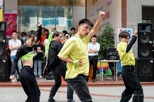 Sân trường HUTECH tiếp tục sôi động trong tuần lễ văn nghệ chào mừng ngày Nhà giáo Việt Nam 20/11 43