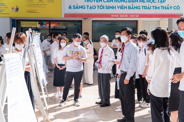 Sinh viên Khoa Dược giới thiệu đề tài nghiên cứu khoa học với hình thức triển lãm Poster 43