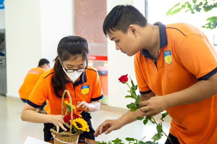 Các bạn sinh viên đã tự tay cắm những bông hoa tươi thắm lên các chiếc giỏ được thiết kế sáng tạo, tạo nên tác phẩm độc đáo HUTECH 2
