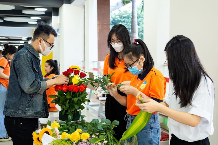 Các bạn sinh viên đã tự tay cắm những bông hoa tươi thắm lên các chiếc giỏ được thiết kế sáng tạo, tạo nên tác phẩm độc đáo HUTECH 3