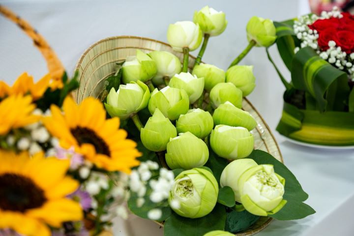 Sinh viên Viện Khoa học Ứng dụng HUTECH kỷ niệm Ngày Phụ nữ Việt Nam qua những lẵng hoa “Sắc hương” rực rỡ HUTECH 1