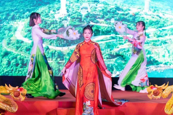 Tinh thần dân tộc Việt Nam được thể hiện tuyệt vời trên những bộ trang phục HUTECH 1