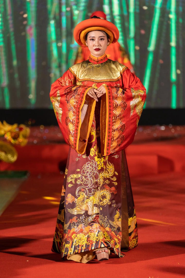 Tinh thần dân tộc Việt Nam được thể hiện tuyệt vời trên những bộ trang phục HUTECH 2