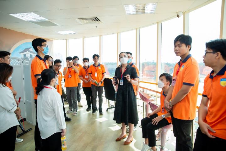 Sinh viên HUTECH được hướng dẫn tham các phòng ban, khu vực làm việc, trực tiếp trải nghiệm không gian làm việc HUTECH 2