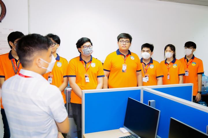 Sinh viên HUTECH được hướng dẫn tham các phòng ban, khu vực làm việc, trực tiếp trải nghiệm không gian làm việc HUTECH 3