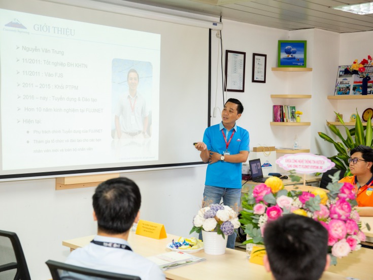 Đại diện Công ty CP Fujinet System chia sẻ cùng các bạn sinh viên về lịch sử hình thành, phát triển, mô hình tổ chức cũng như những sản phẩm, dịch vụ của công ty HUTECH 2
