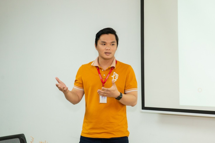 Đại diện Công ty CP Fujinet System chia sẻ cùng các bạn sinh viên về lịch sử hình thành, phát triển, mô hình tổ chức cũng như những sản phẩm, dịch vụ của công ty HUTECH 1