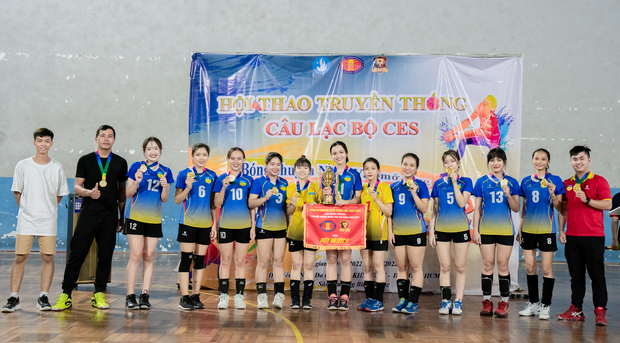 Đội tuyển Bóng chuyền nữ HUTECH giành cúp vô địch và 02 danh hiệu cá nhân tại Hội thao CSE 88