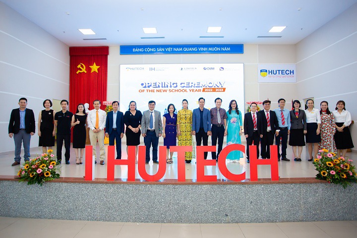 Các đối tác doanh nghiệp và đại diện các trường Đại học gửi lời chúc mừng đến lễ khai giảng HUTECH 1