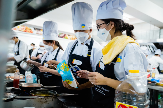 Sinh viên Du lịch - Nhà hàng - Khách sạn HUTECH trổ tài “master chef” với nguyên liệu hải sản Alaska 98
