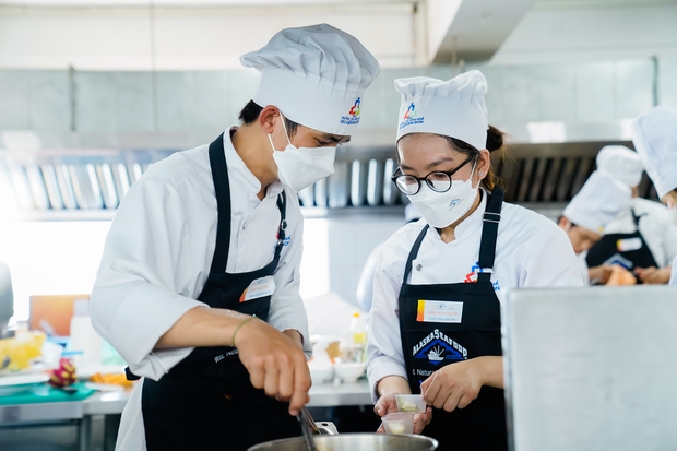 Sinh viên Du lịch - Nhà hàng - Khách sạn HUTECH trổ tài “master chef” với nguyên liệu hải sản Alaska 108