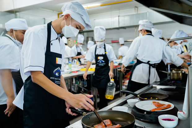 Sinh viên Du lịch - Nhà hàng - Khách sạn HUTECH trổ tài “master chef” với nguyên liệu hải sản Alaska 106