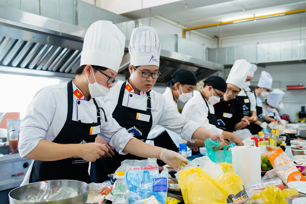 Sinh viên Du lịch - Nhà hàng - Khách sạn HUTECH trổ tài “master chef” với nguyên liệu hải sản Alaska 96