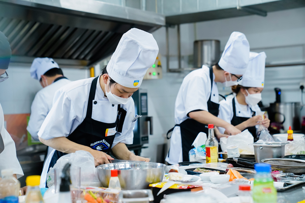 Sinh viên Du lịch - Nhà hàng - Khách sạn HUTECH trổ tài “master chef” với nguyên liệu hải sản Alaska 111