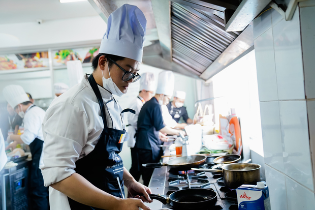 Sinh viên Du lịch - Nhà hàng - Khách sạn HUTECH trổ tài “master chef” với nguyên liệu hải sản Alaska 101