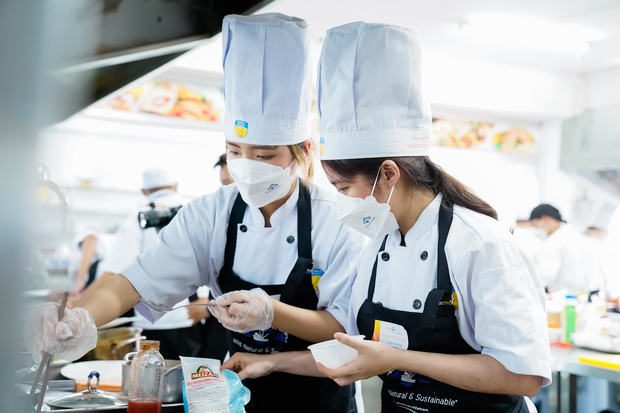 Sinh viên Du lịch - Nhà hàng - Khách sạn HUTECH trổ tài “master chef” với nguyên liệu hải sản Alaska 103