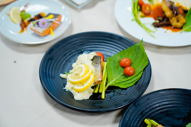 Sinh viên Du lịch - Nhà hàng - Khách sạn HUTECH trổ tài “master chef” với nguyên liệu hải sản Alaska 172