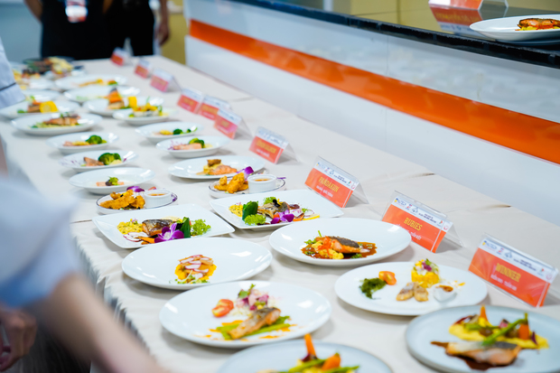 Sinh viên Du lịch - Nhà hàng - Khách sạn HUTECH trổ tài “master chef” với nguyên liệu hải sản Alaska 179