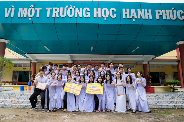 Chuyến xe HUTECH dừng chân tại THPT Trà Ôn (Vĩnh Long) cùng giải Nhì cuộc thi “Thiết kế áo lớp 2022” 52