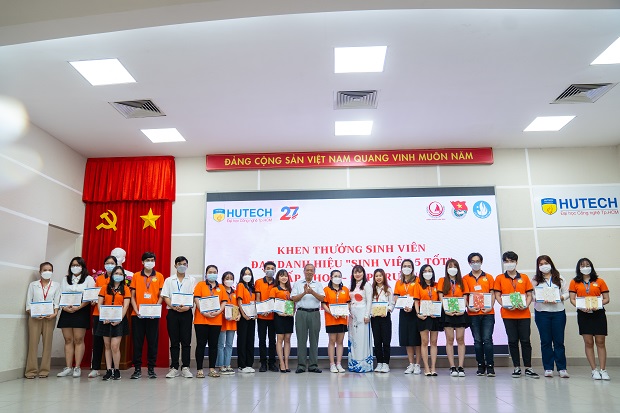 Khoa Nhật Bản học HUTECH tổng kết phong trào sinh viên và khen thưởng sinh viên tiêu biểu 96