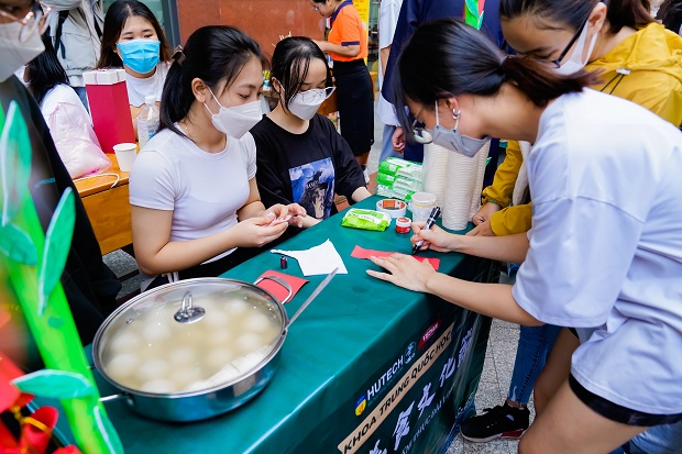 Ngày hội văn hóa ẩm thực Đài Loan "bùng nổ" tại sân trường với loạt món ngon hấp dẫn 233