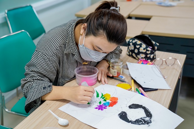“Hóa thân” thành nghệ nhân cùng sinh viên Nhật Bản học qua cuộc thi vẽ tranh cát “Nét duyên sắc hồng” 47