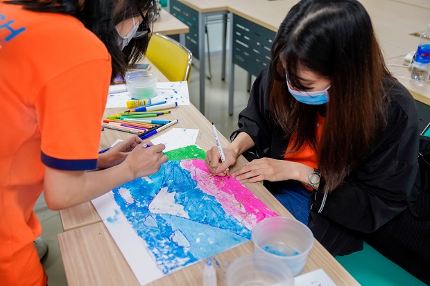 “Hóa thân” thành nghệ nhân cùng sinh viên Nhật Bản học qua cuộc thi vẽ tranh cát “Nét duyên sắc hồng” 50