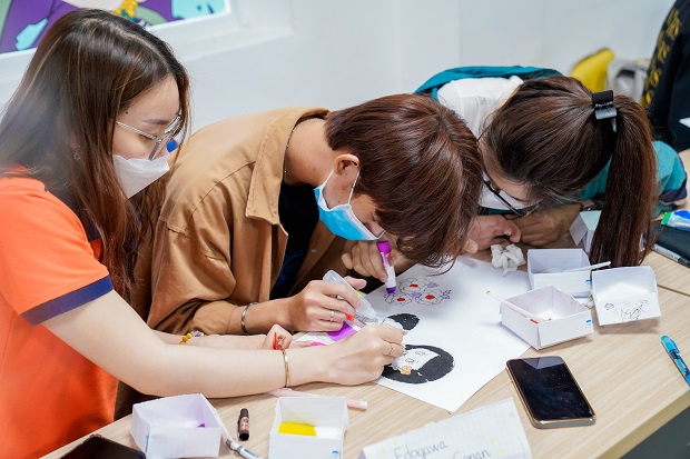 “Hóa thân” thành nghệ nhân cùng sinh viên Nhật Bản học qua cuộc thi vẽ tranh cát “Nét duyên sắc hồng” 57