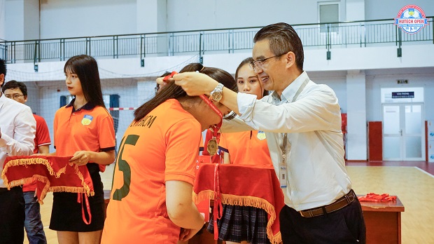Nhìn lại hành trình bảo vệ “ngôi hậu” của tuyển nữ Futsal HUTECH tại mùa giải 2020 94