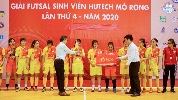 Nhìn lại hành trình bảo vệ “ngôi hậu” của tuyển nữ Futsal HUTECH tại mùa giải 2020 109