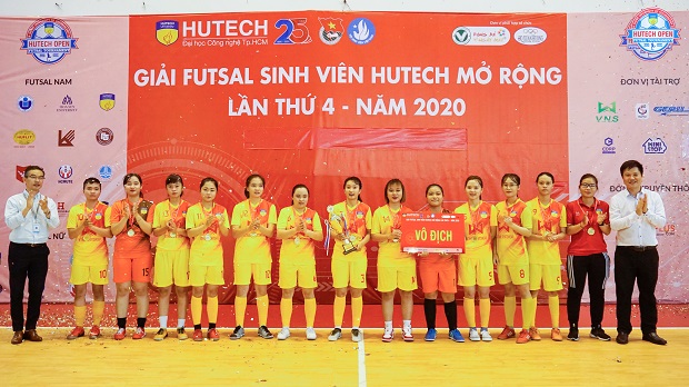 Nhìn lại hành trình bảo vệ “ngôi hậu” của tuyển nữ Futsal HUTECH tại mùa giải 2020 112