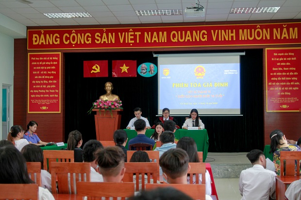 The Communist Party Cell No. 14 of HUTECH presents "Relay to school" donations to the local community and organizes a moot court 10