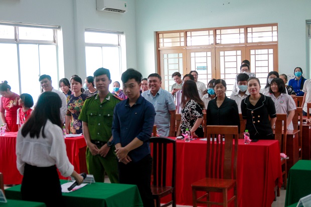 The Communist Party Cell No. 14 of HUTECH presents "Relay to school" donations to the local community and organizes a moot court 44