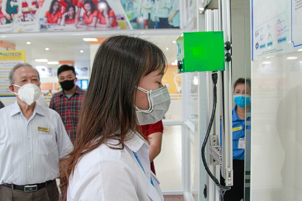 The student-designed automatic body temperature scanner has been put in use at HUTECH campus 33